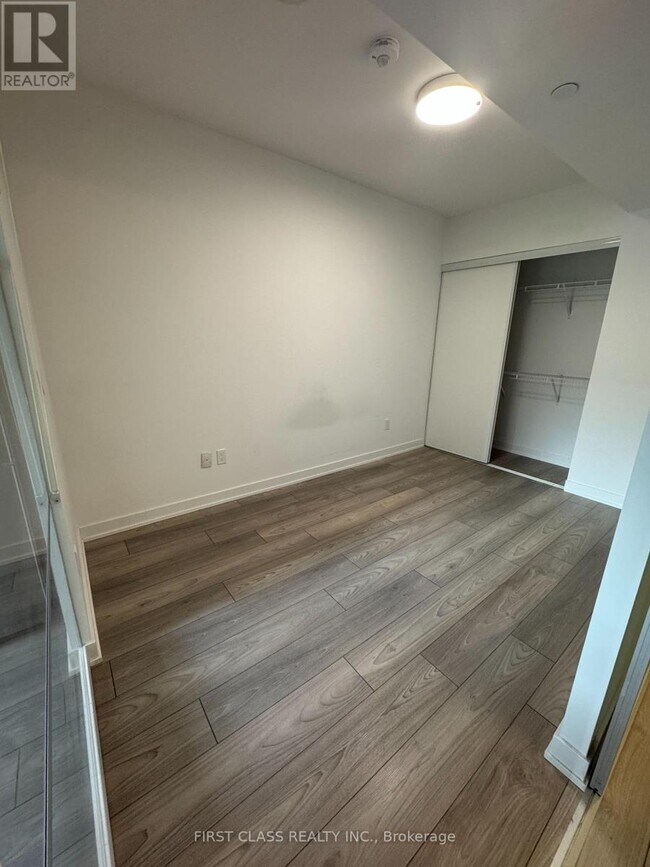 8-418 Tippett Rd in Toronto, ON - Building Photo - Building Photo