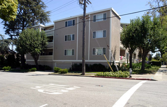 1477 Grove Ave in Burlingame, CA - Building Photo - Building Photo