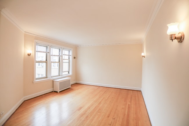 7443 N Claremont Ave in Chicago, IL - Building Photo - Building Photo