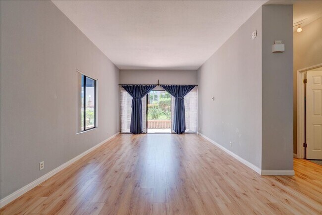 8328 Regents Rd in San Diego, CA - Building Photo - Building Photo