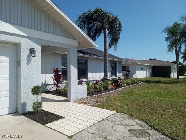 159 SE Santa Barbara Pl in Cape Coral, FL - Foto de edificio - Building Photo