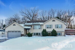 8009 Delano Way in Inver Grove Heights, MN - Building Photo