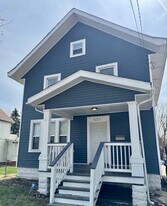 571 E Benton St in Aurora, IL - Building Photo