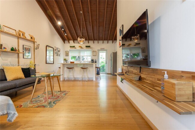 521 NE 68th St in Miami, FL - Foto de edificio - Building Photo