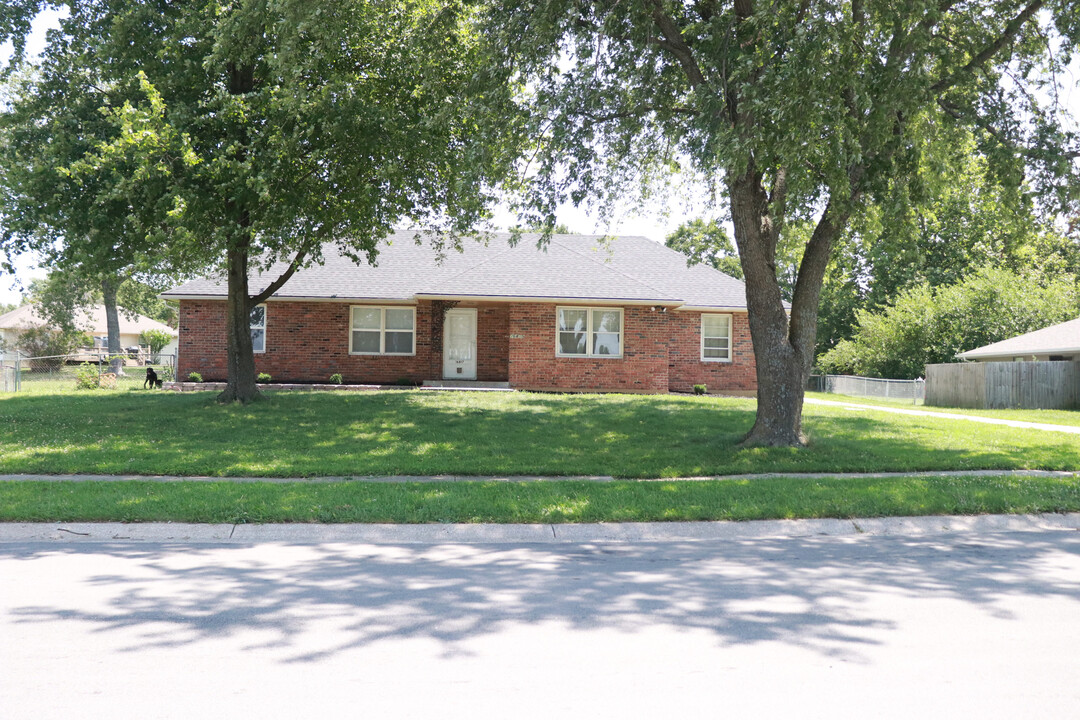 16817 Bel- Ray Blvd in Belton, MO - Building Photo