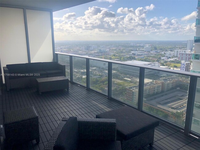 488 NE 18th St, Unit 3105 in Miami, FL - Building Photo - Building Photo