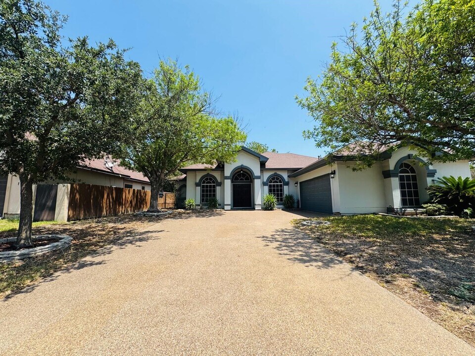 524 Pine Sisken St in Laredo, TX - Building Photo