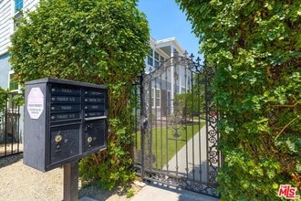 11683 Chandler Blvd in Los Angeles, CA - Building Photo - Building Photo