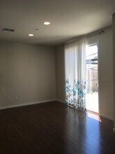 10062 Newhart Ct in Elk Grove, CA - Building Photo - Building Photo