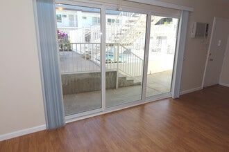 Encino Woodley Apartments in Encino, CA - Building Photo - Building Photo