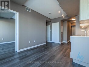 3900 Confederation Pkwy in Mississauga, ON - Building Photo - Building Photo