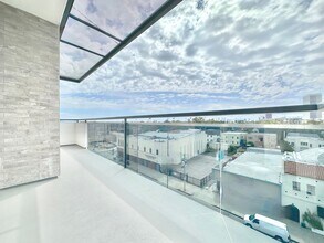 838 S La Brea Ave in Los Angeles, CA - Foto de edificio - Building Photo