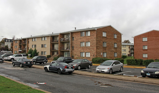 Woodlawn Garden Apartments in Alexandria, VA - Building Photo - Building Photo