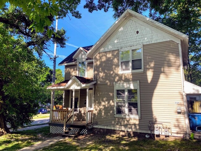 property at 735-737 College Ave NE