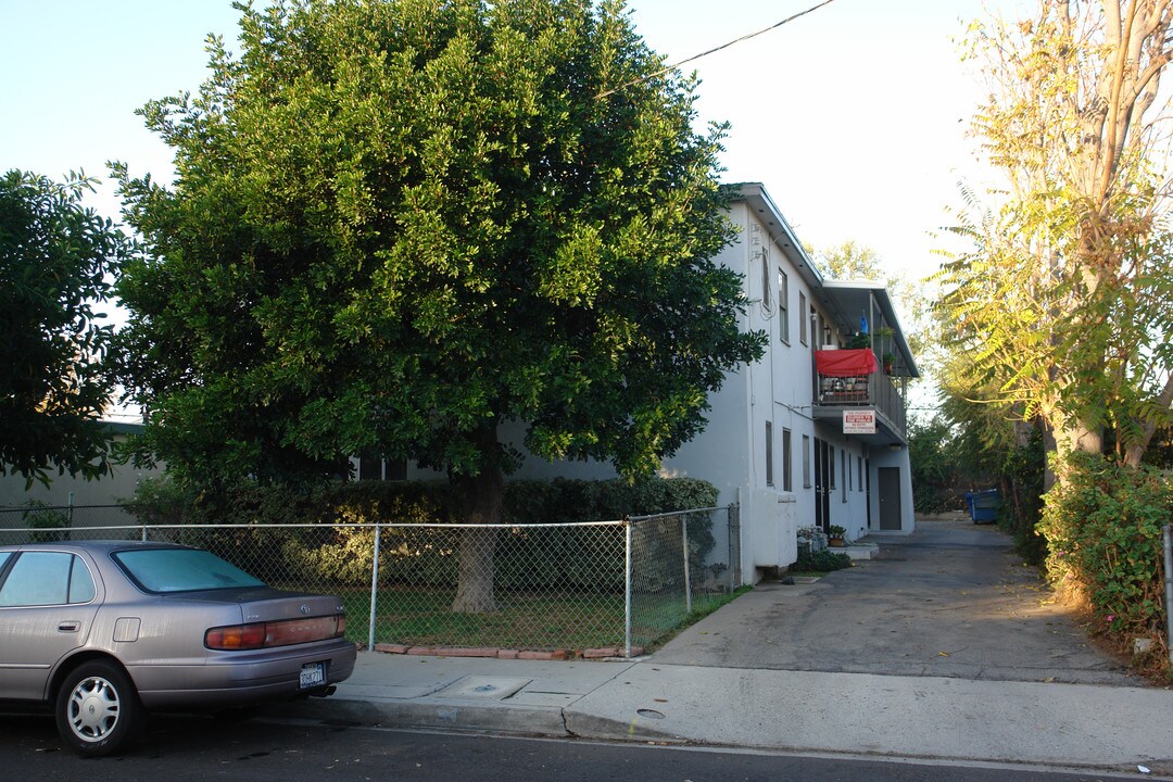 5653 Bakman Ave in North Hollywood, CA - Building Photo