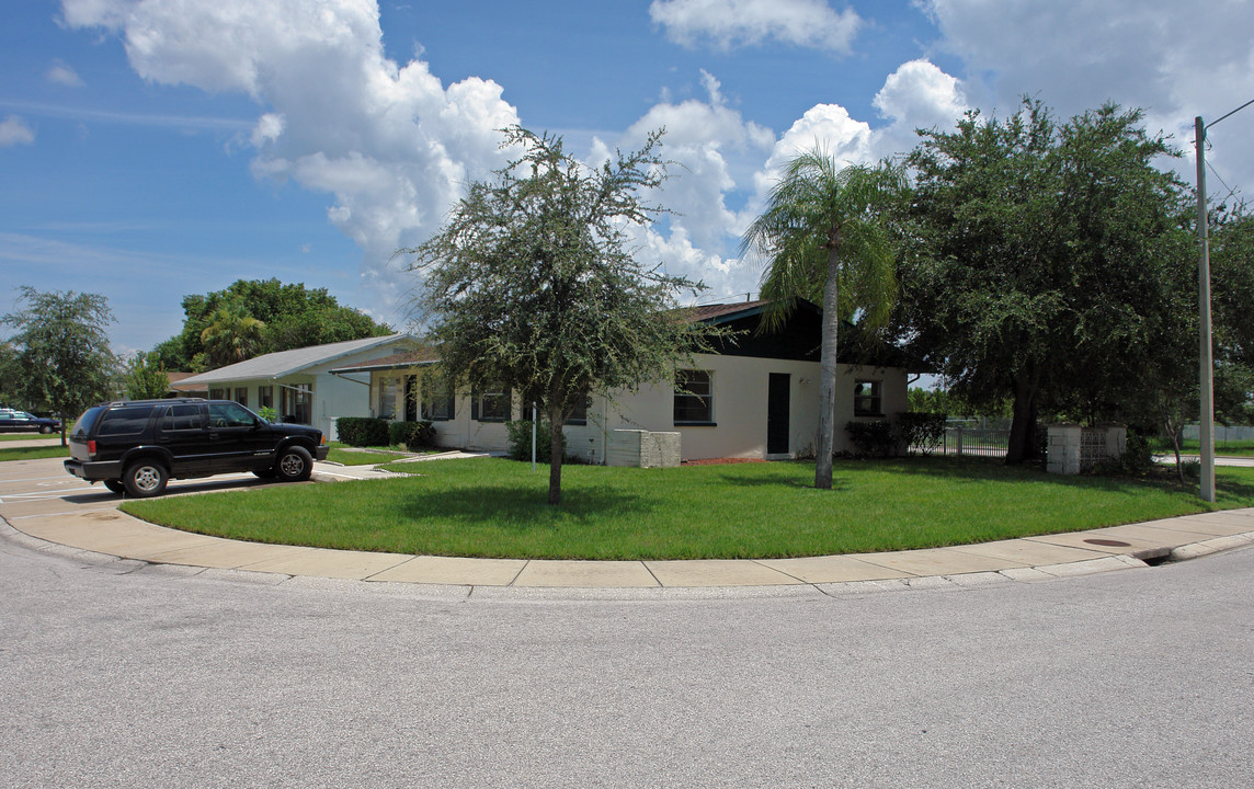 Windtree Villas in Clearwater, FL - Building Photo