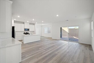 377 Isla Enclave Wy in Henderson, NV - Building Photo - Building Photo