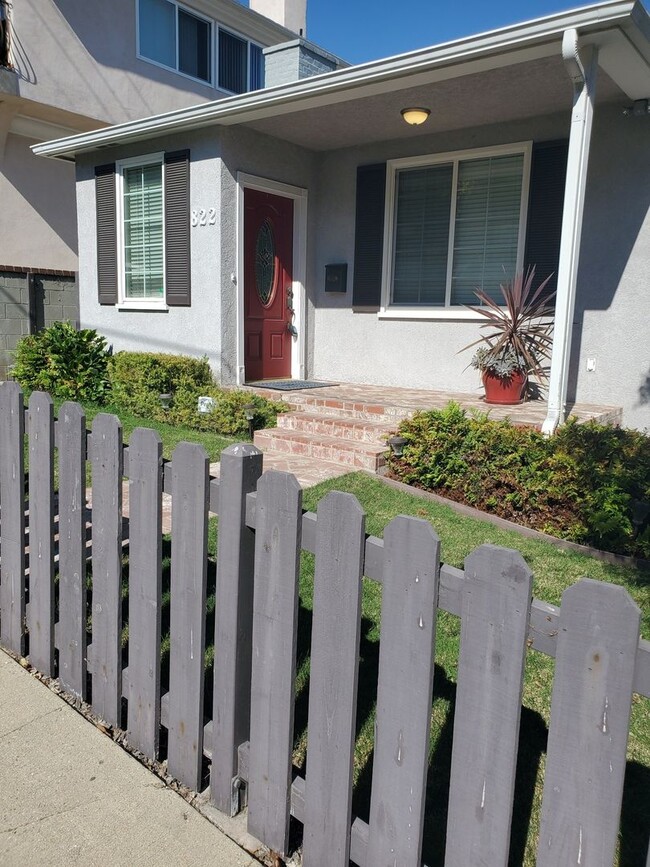 property at 822 W 20th St