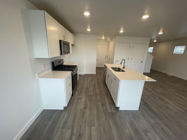 8610 W Beckville Dr in Magna, UT - Building Photo - Building Photo