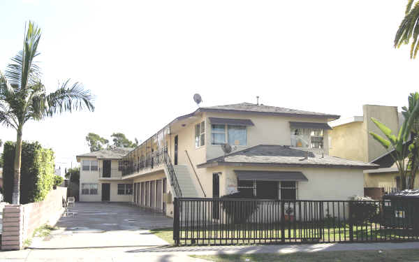 10720 Barlow Ave in Lynwood, CA - Building Photo