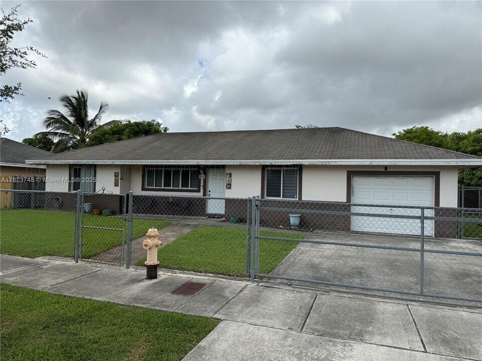855 W Davis Pkwy in Homestead, FL - Building Photo