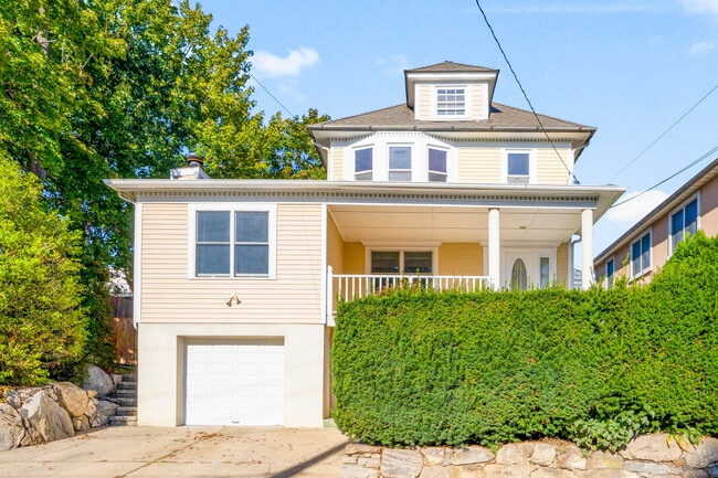 59 Oak St in Harrison, NY - Building Photo - Building Photo