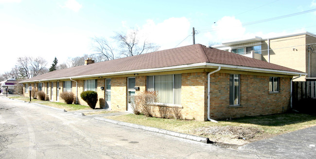 Royal Oak Crossings at 13 Mile in Royal Oak, MI - Building Photo - Building Photo