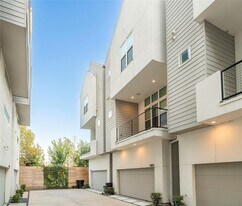 5869 E Post Oak Ln in Houston, TX - Building Photo