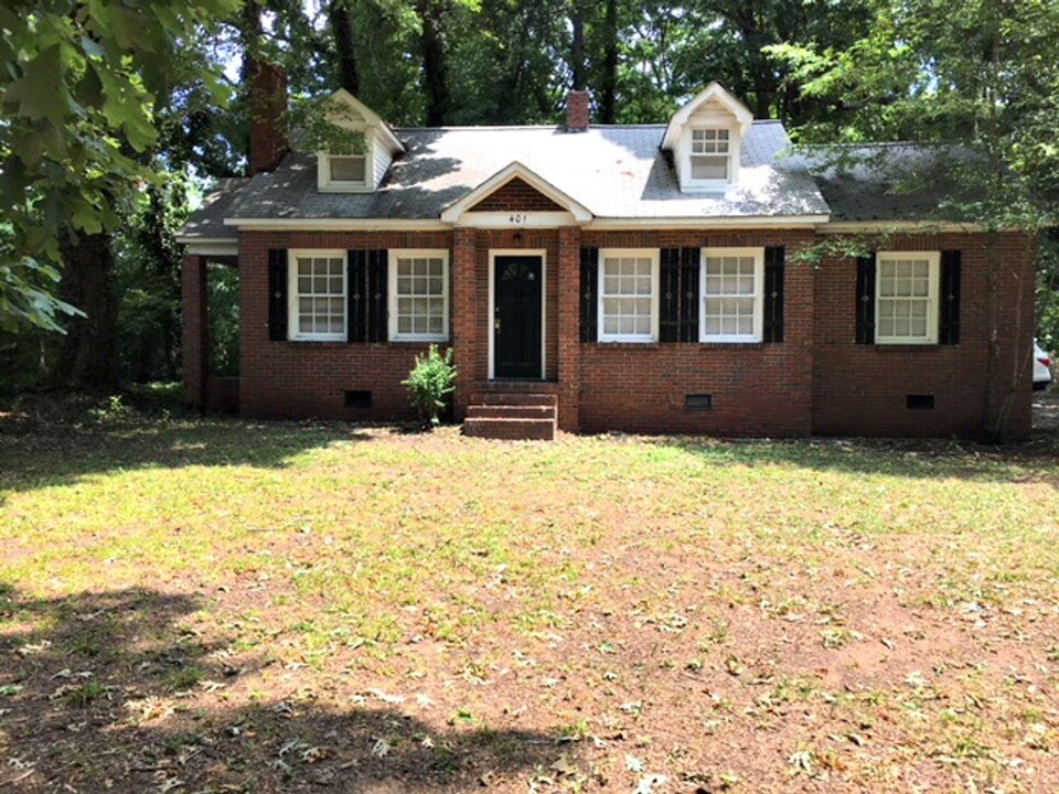 401 E John St in Matthews, NC - Foto de edificio