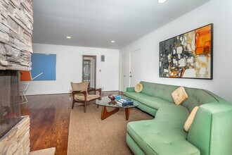 938 San Vicente Blvd in Santa Monica, CA - Building Photo - Building Photo