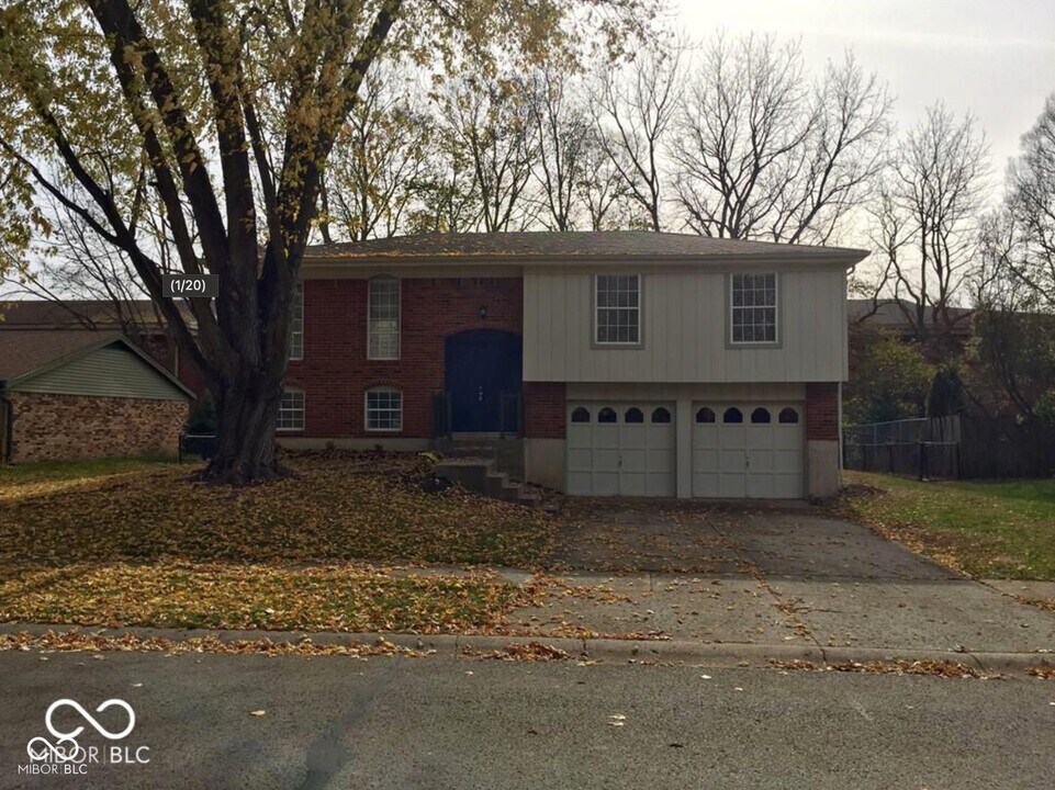 7717 Cambridge Dr in Fishers, IN - Building Photo
