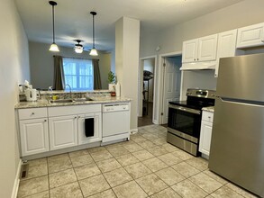 443 E Dover St, Unit A in Milwaukee, WI - Building Photo - Building Photo