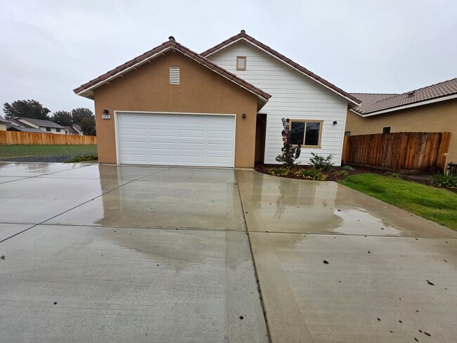 2018 E Seeger Ave in Visalia, CA - Building Photo - Building Photo