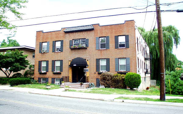 100 Mill St in Westwood, NJ - Building Photo