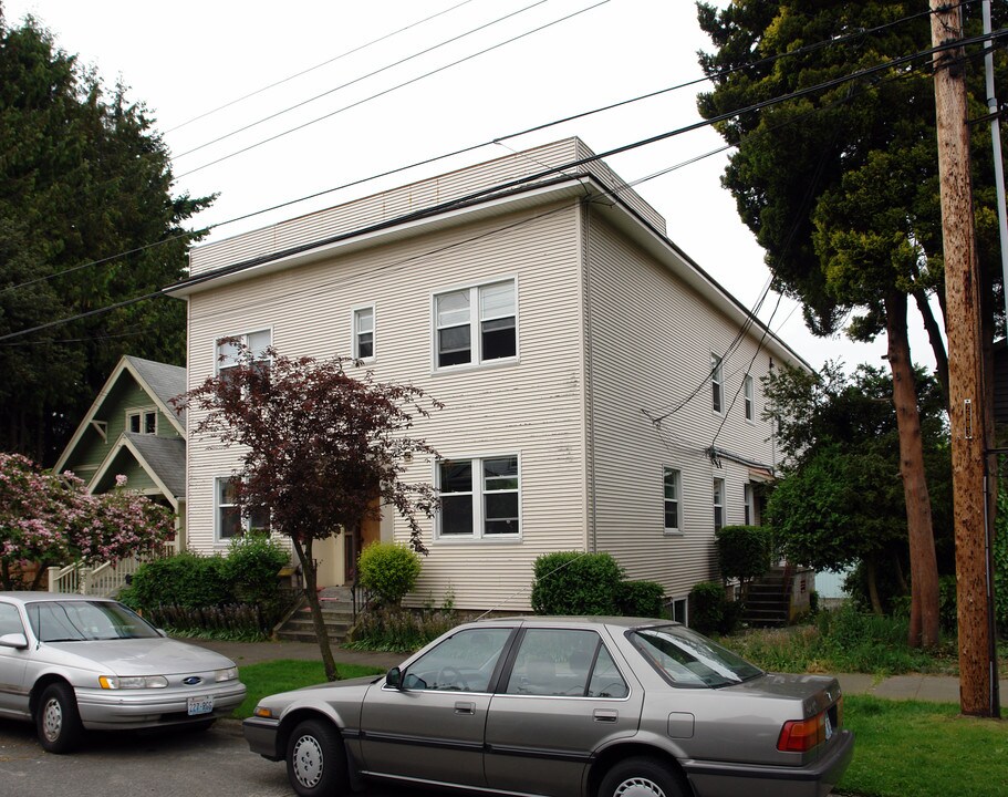 Bayview Apartments in Seattle, WA - Building Photo