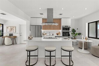 8246 NE 2nd Ct in Miami, FL - Foto de edificio - Building Photo