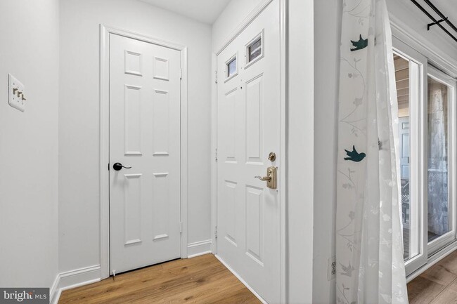 6910 Sandra Marie Cir in Alexandria, VA - Building Photo - Building Photo