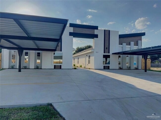 705 N Emerald Ave, Unit 2 in Edinburg, TX - Foto de edificio - Building Photo