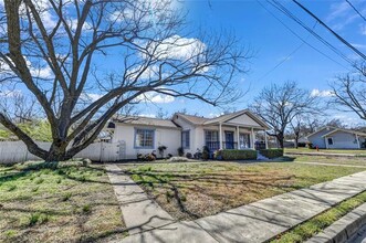 415 W Couts St in Weatherford, TX - Building Photo - Building Photo