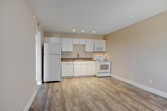 The Oaks Apartments in Mesa, AZ - Building Photo - Interior Photo