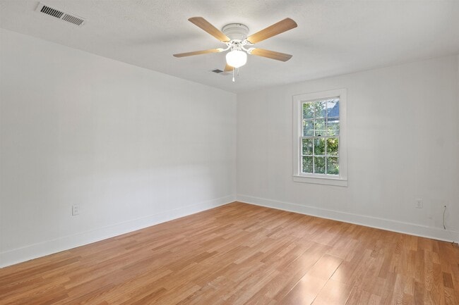 1408 N Bronough St in Tallahassee, FL - Foto de edificio - Building Photo