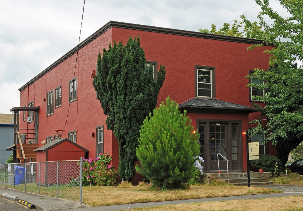 8204 N Peninsular Ave in Portland, OR - Foto de edificio