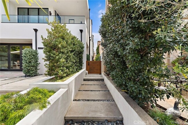 304 Iris Ave in Newport Beach, CA - Foto de edificio - Building Photo