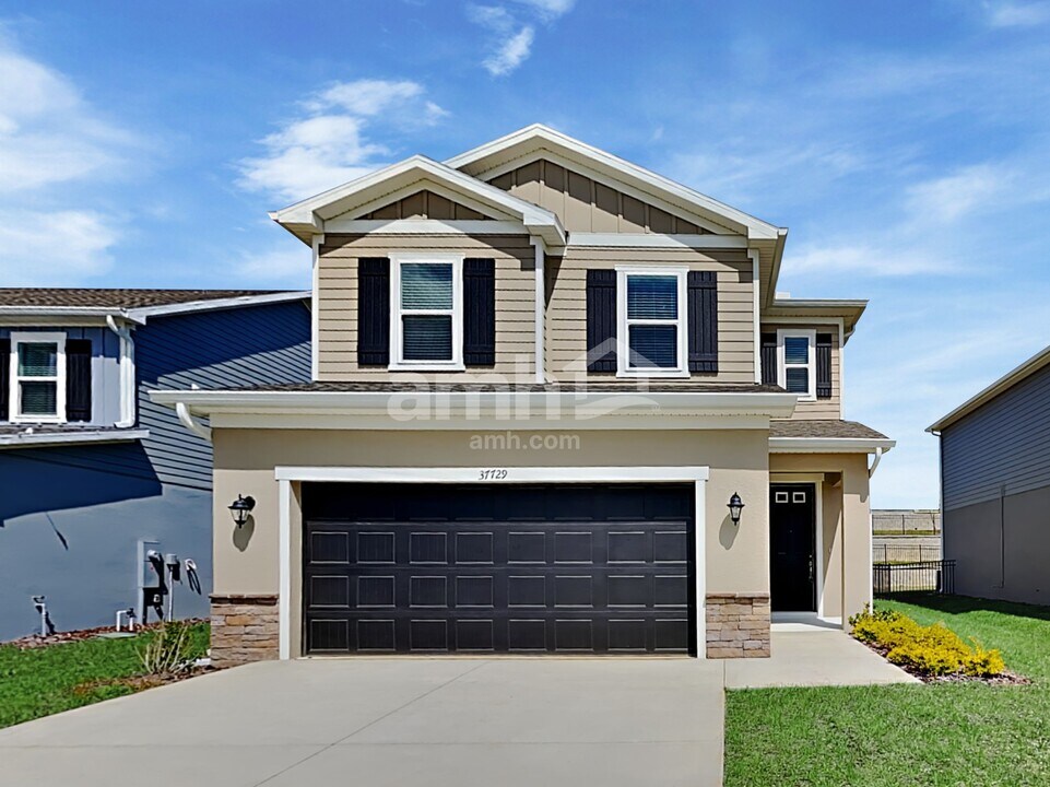 37729 Dusty Saddle Ln in Zephyrhills, FL - Building Photo