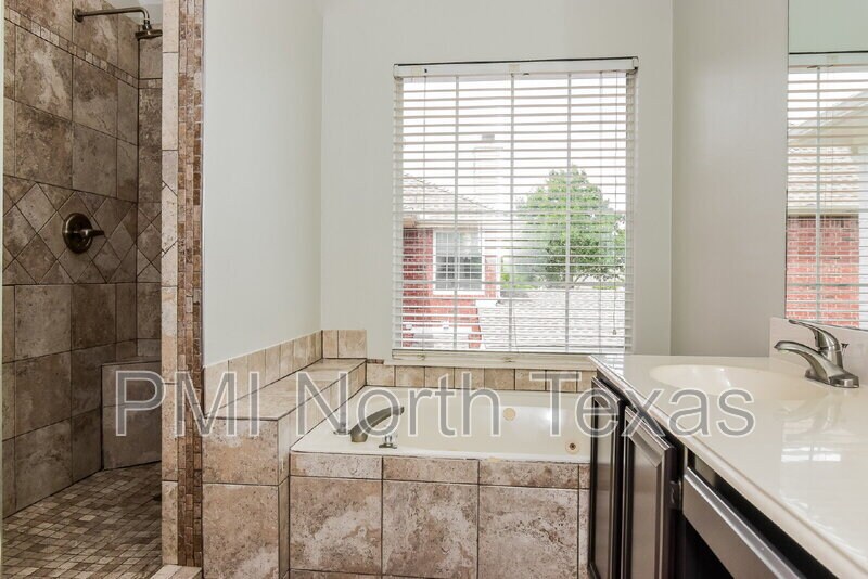 2713 Summit View Dr in Plano, TX - Building Photo
