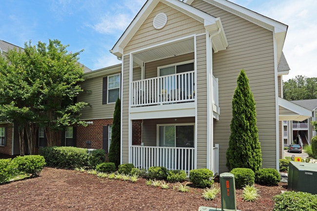 River Mews Apartments and Townhomes in Newport News, VA - Foto de edificio - Building Photo