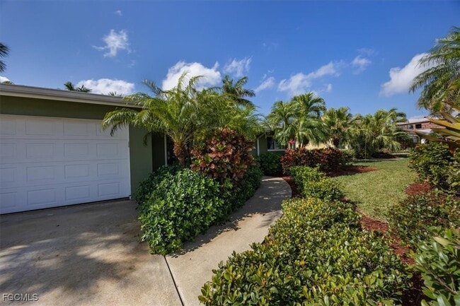 2032 Coral Point Dr in Cape Coral, FL - Building Photo - Building Photo