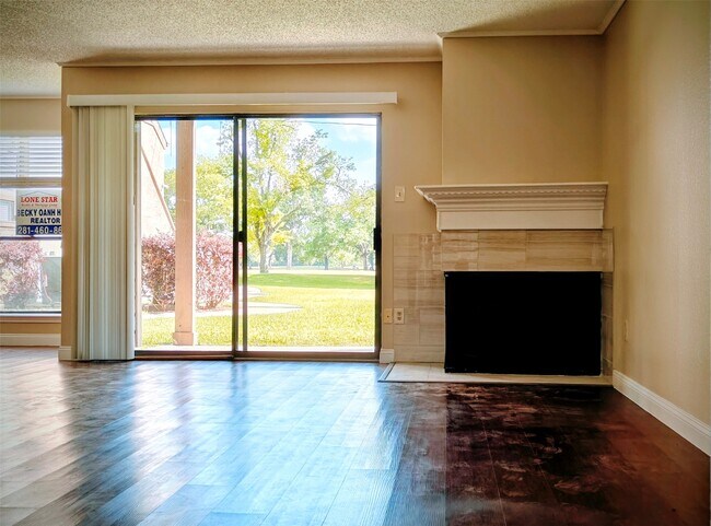 8413 Sands Point Dr in Houston, TX - Building Photo - Building Photo