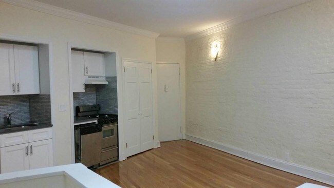 70 Barrow St-Unit -1-R in New York, NY - Building Photo - Building Photo