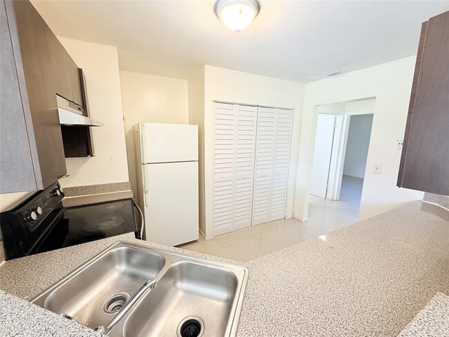 3445 NW 44th St in Lauderdale Lakes, FL - Building Photo - Building Photo